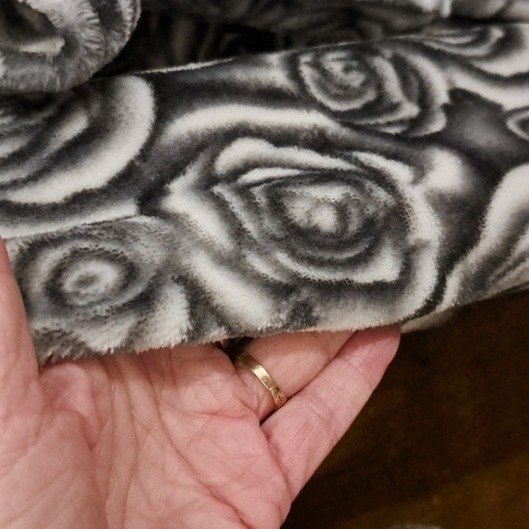 NWOT CasaZeta-Jones reversible robe - Picture 4 of 4